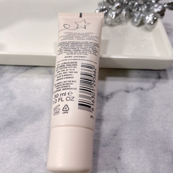 Marc Jacobs Perfect Body Lotion, Smooth, Floral, NEW - 1.0 oz. 30 ml. - Picture 4 of 9